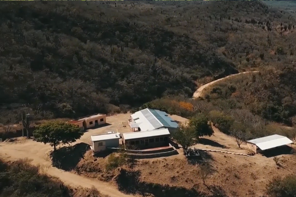 Oroco Corp planea construir una mina de cobre a cielo abierto en Choix, Sinaloa, con apoyo del gobierno estatal. El proyecto promete empleos, pero las cifras varían entre la empresa y las autoridades.