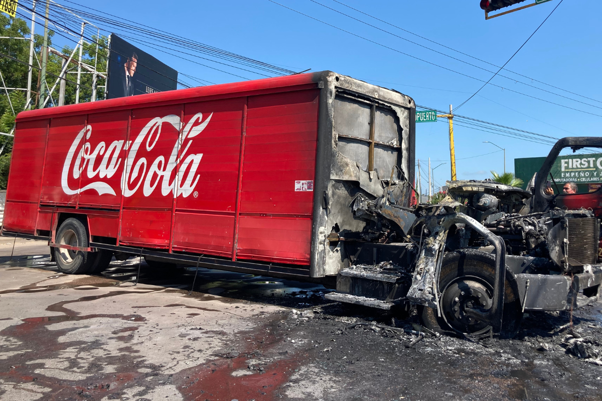 La violencia en Sinaloa alcanza a empleados de Coca-Cola. Criminales los obligan a cobrar deudas y entregarlas. El sindicato denuncia y exige intervención inmediata.
