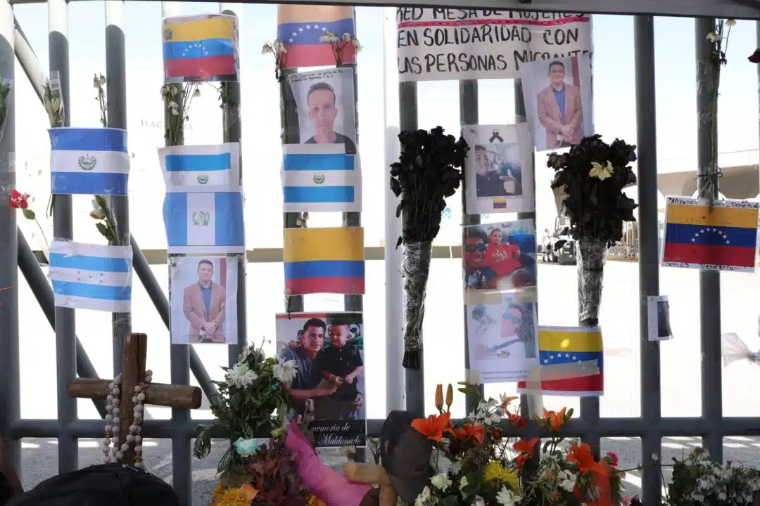 Altar-a-migrantes-fallecidos-en-incendio-en-INM-e1680348639218
