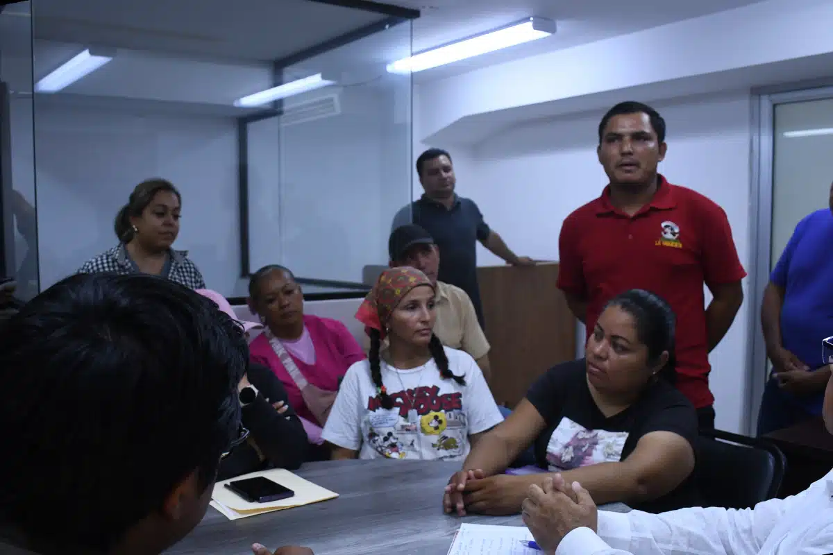 Reunión entre comerciantes y ayuntamiento.