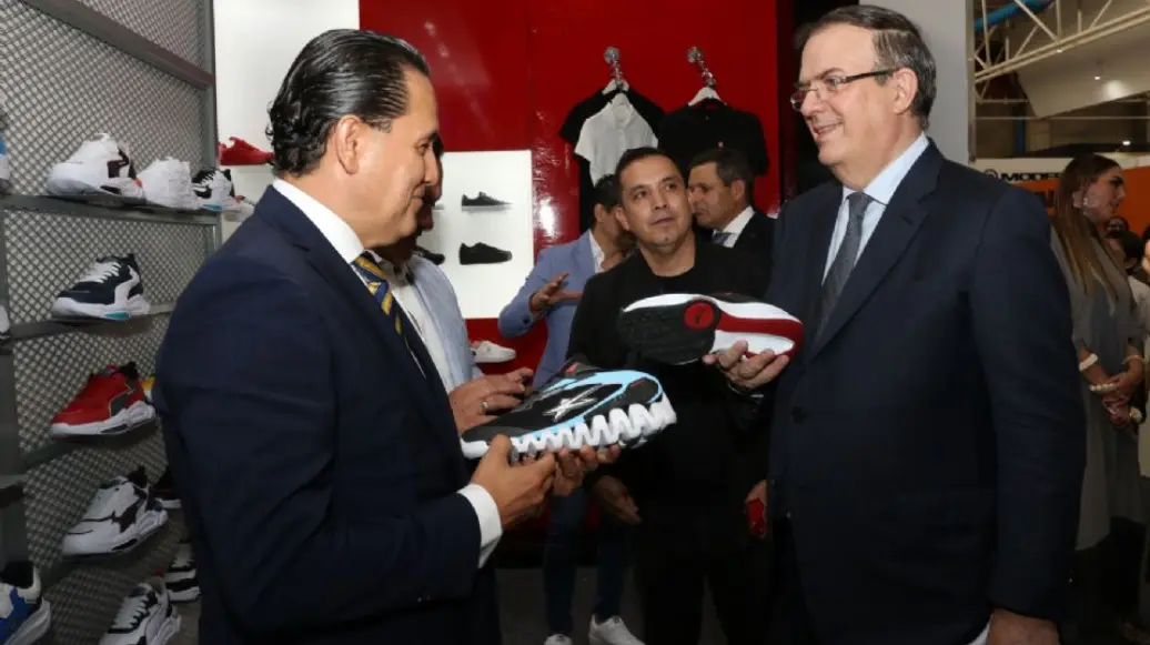 Marcelo Ebrard y zapateros mexicanos. Anuncio de arancel a importaciones de calzado.