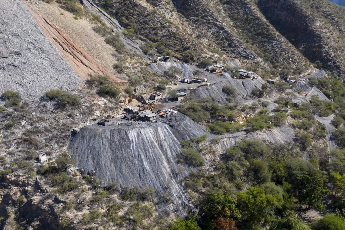 Mina Los Santos, al margen del río Estorax, actualmente en operación, una de las minas de mercurio más señaladas por contaminar en la zona de Bucareli, Pinal de Amoles, Querétaro. Foto: cortesía Alejandro Saldívar / EIA