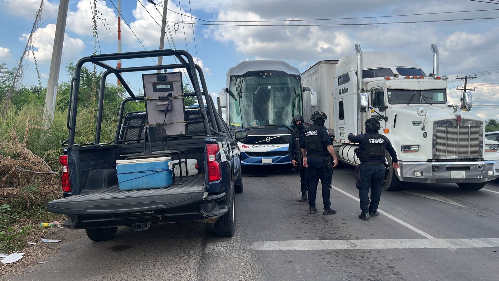 Atacan a balazos camioneta donde iba nieta de Rocha Moya, gobernador de Sinaloa