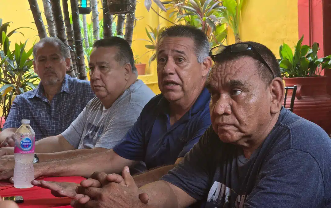 Autoridades acuerdan con choferes transporte gratuito en fiestas patrias de Culiacán, en medio de amenazas y violencia ligada al Cártel de Sinaloa.