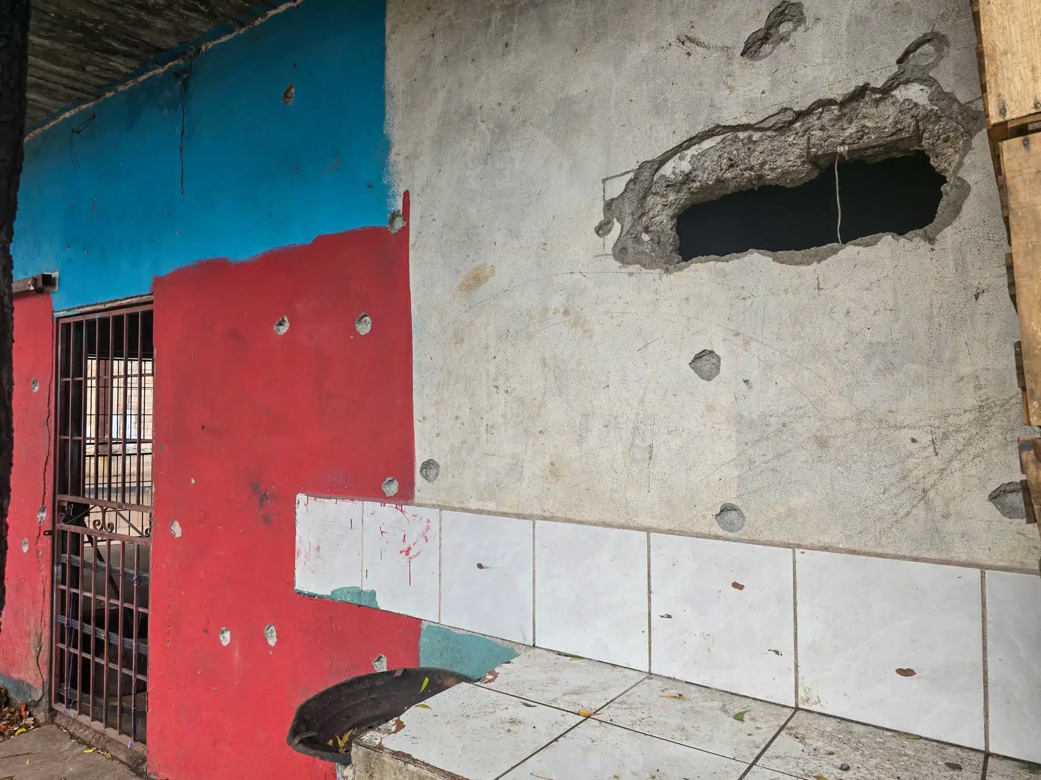 Vivienda tiroteada en el mercado de abastos.
