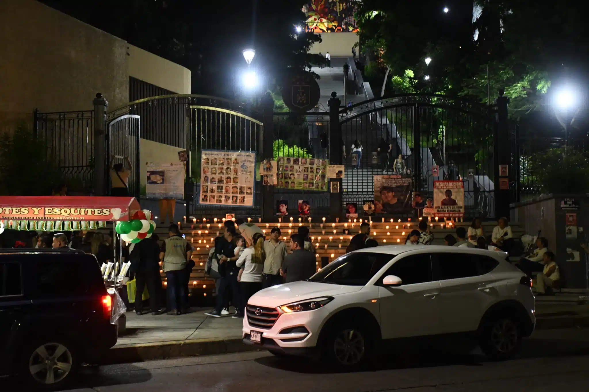 Velas en la escalinata de la Lomita, vista del otro lado de la calle.