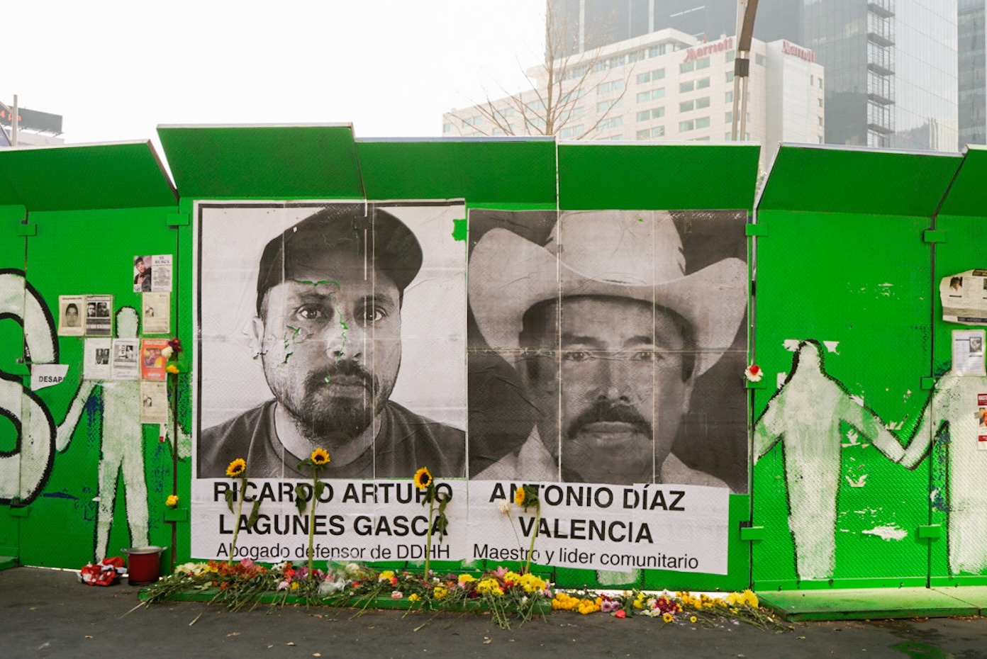 Días después de la desaparición de Ricardo Lagunes y Antonio Díaz, familiares y amigos exigieron su presentación con vida en la Glorieta de las y los Desaparecidos en la Ciudad de México.