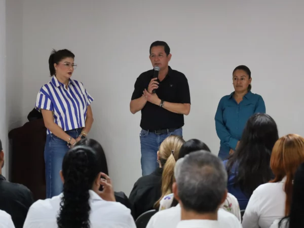 Servidores públicos de Navolato participaron en el taller “Código de Ética y Conducta”, reafirmando el compromiso con la legalidad y la honestidad.