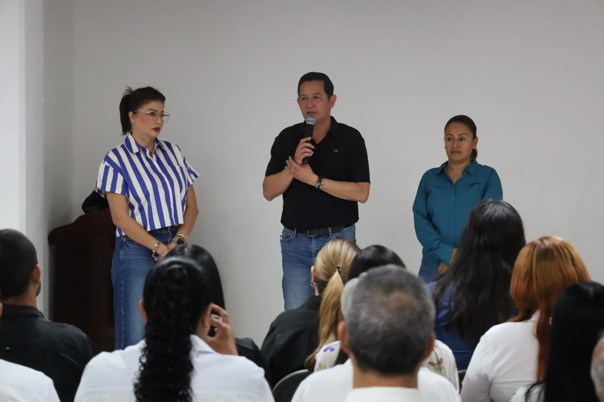 Servidores públicos de Navolato participaron en el taller “Código de Ética y Conducta”, reafirmando el compromiso con la legalidad y la honestidad.