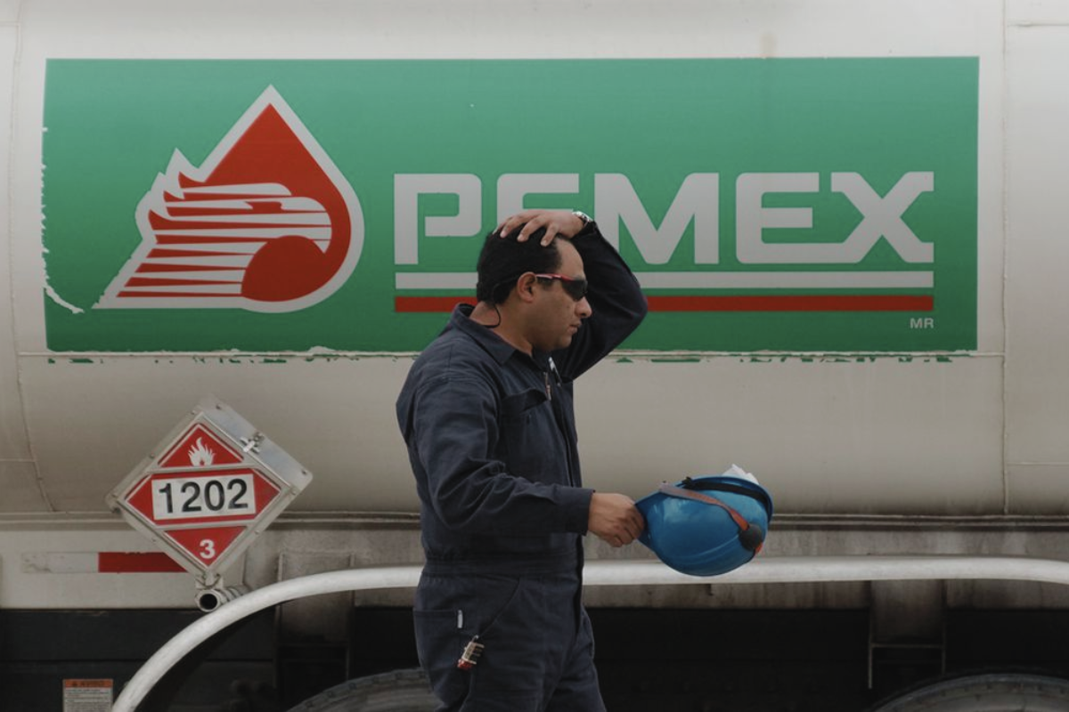 A pesar de los apoyos financieros del gobierno federal, Pemex continúa en números rojos: su deuda sube y los ingresos por ventas caen 11% anual, de acuerdo con datos de Bloomberg y El Financiero.
