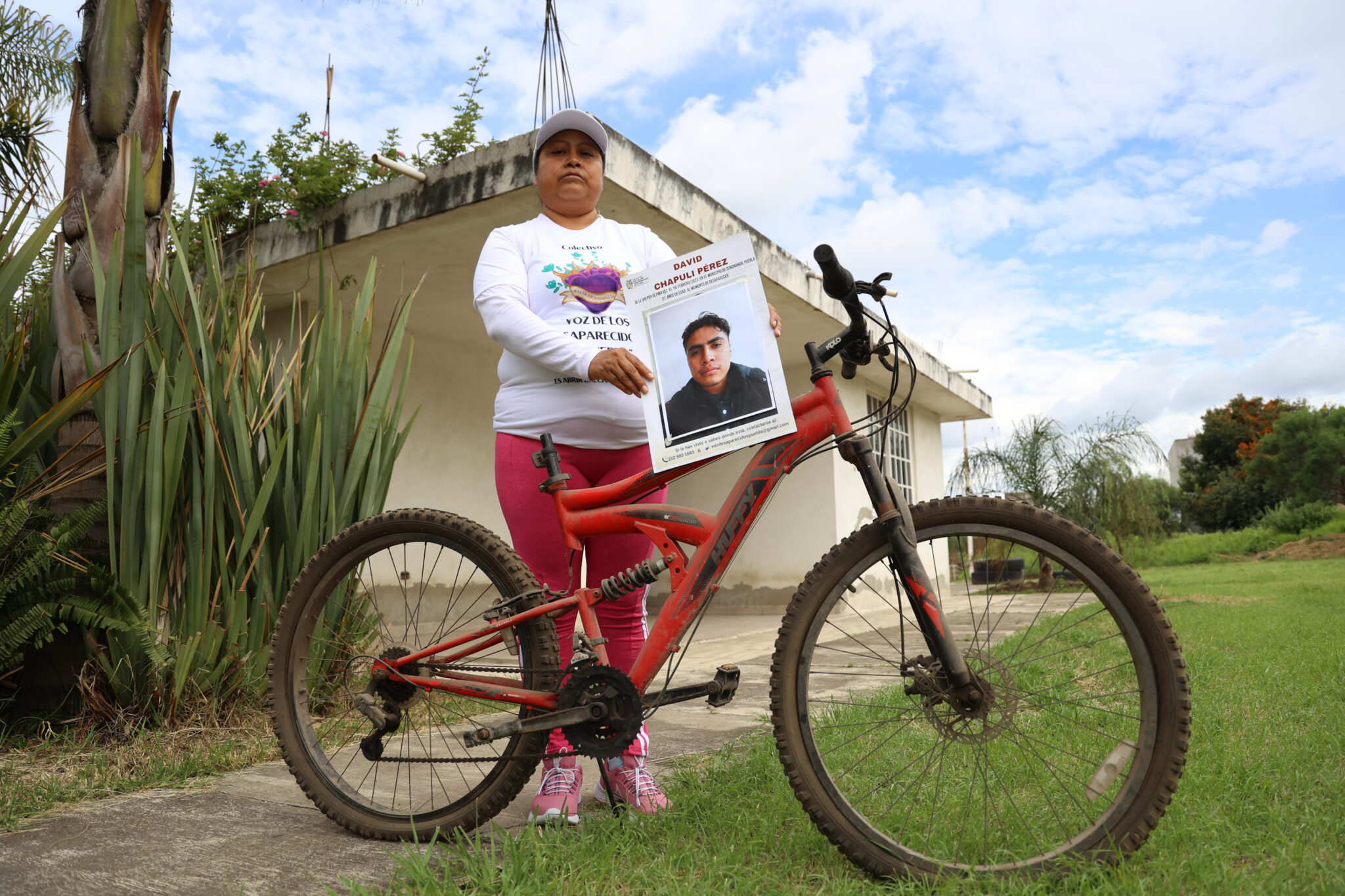 Blanca Pérez, madre de David Chapuli, sostiene la foto de su hijo y su bicicleta, que encontraron tirada a media calle el día de su desaparición, el 19 de febrero de 2023 en Coronango, Puebla.
