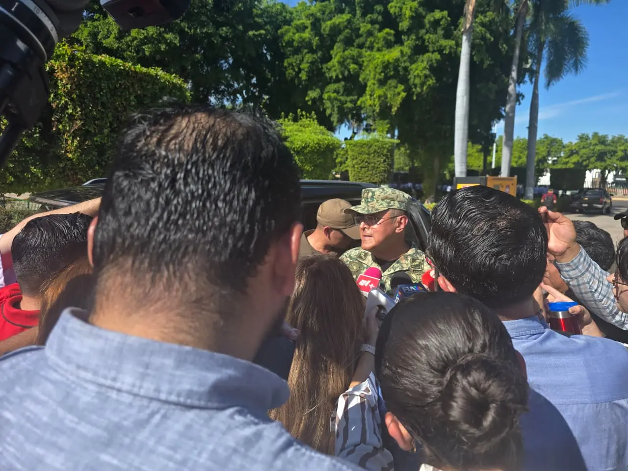 Al menos siete periodistas fueron agredidos por escoltas del secretario de Seguridad de Sinaloa, Óscar Rentería Schazarino, durante un evento oficial.