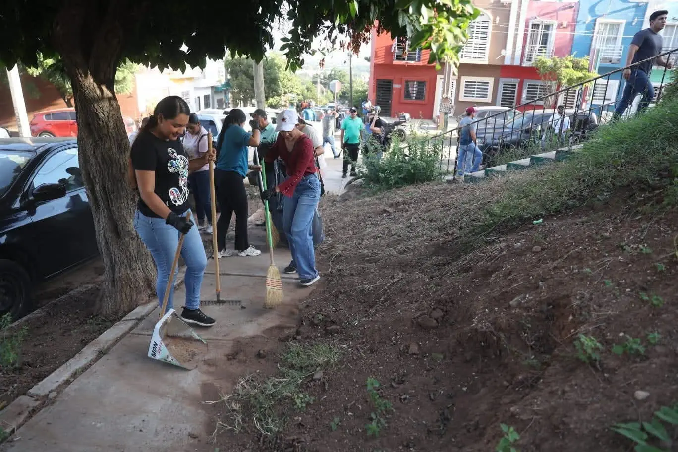 Mazatlán, Sinaloa, 22 de noviembre de 2025.– La Presidenta Municipal, Estrella Palacios Domínguez, dio inicio este sábado a la treceava jornada de limpieza simultánea en cuatro puntos estratégicos de la ciudad, como parte del programa “Mazatlán te Quiero Limpio”. En punto de las 07:00 horas, desde el parque de la colonia Lomas del Ébano, la Alcaldesa destacó que a través de esta iniciativa se han recolectado 45 metros cúbicos de desechos, equivalentes a siete camiones de volteo y 1,350 costales de residuos sólidos. En su mensaje, Palacios Domínguez agradeció la participación constante de la ciudadanía y de los equipos que cada sábado se suman a estas labores. “Qué gusto saludarlos en un sábado más de una jornada de este programa ‘Mazatlán te Quiero Limpio’. Muchísimas gracias a todos los que están aquí, a todos los que se suman sábado con sábado a esta bonita labor que tenemos de estar en todos los rincones de nuestro Mazatlán. Les comparto lo que haremos el día de hoy: tenemos cuatro cuadrillas de limpieza, unos compañeros que estarán en la (avenida) Insurgentes, a la orilla del arroyo, son compañeros y compañeras de Ecología; tenemos a otros compañeros de Servicios Públicos que estarán en la (colonia) Emiliano Zapata; también tenemos a Operadora de Playa que hará limpieza en la Playa Cerritos; y nosotros que estaremos juntos aquí, JUMAPAM y Obras Públicas, en la colonia Lomas del Ébano”, detalló. Durante la jornada en el parque de Lomas del Ébano, se recuperaron las áreas verdes para devolverle a las familias los espacios libres y recreativos, una acción que las familias han buscado desde hace un par de años. Como cada sábado, se sumaron servidores públicos de diversas dependencias del Ayuntamiento y de organismos paramunicipales, así como asociaciones civiles ambientales y ciudadanía comprometida con el cuidado de Mazatlán. En el arranque de la jornada también estuvieron presentes el Secretario del Ayuntamiento, Moisés Ríos Pérez; el Gerente General de JUMAPAM, Jorge González Naranjo; y el Regidor Heriberto Reséndiz Hernández; entre otros funcionarios que respaldan dichas acciones comunitarias. Estas labores forman parte del Eje Estratégico “Mazatlán Moderno y Sustentable”, establecido en el Plan Municipal de Desarrollo 2024-2027, que impulsa la Presidenta Estrella Palacios Domínguez con el objetivo de fortalecer una ciudad más limpia, ordenada y con mayor participación social.