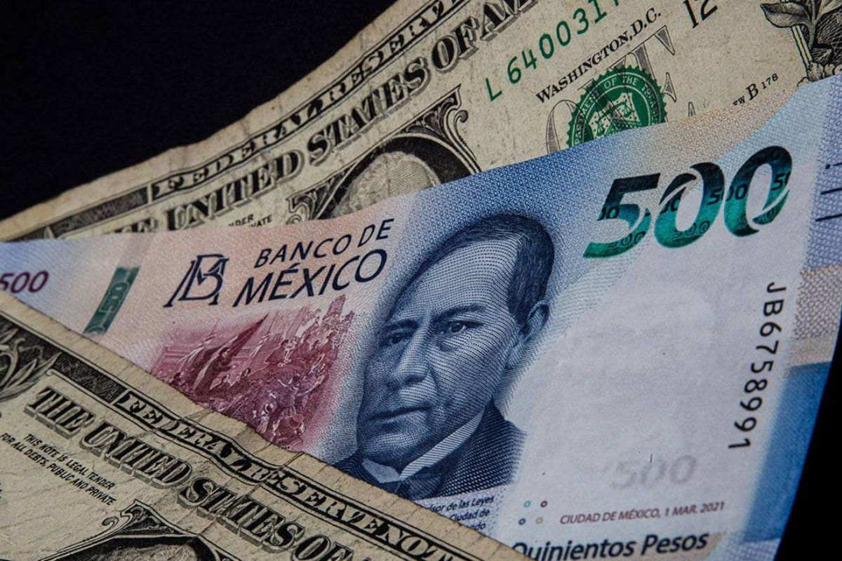 El peso mexicano se aprecia 0.44% este 5 de noviembre, cotizando cerca de 18.58 por dólar tras recuperar parte del terreno perdido.