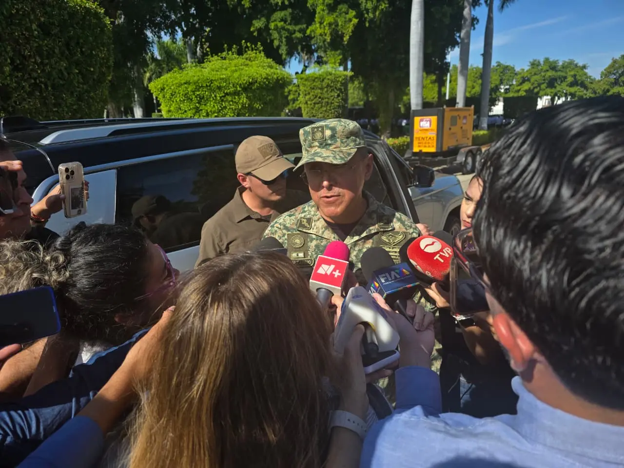 El secretario de Seguridad de Sinaloa confirmó entre 4 y 5 investigaciones contra directivos del Penal de Aguaruto, sin revelar identidades.