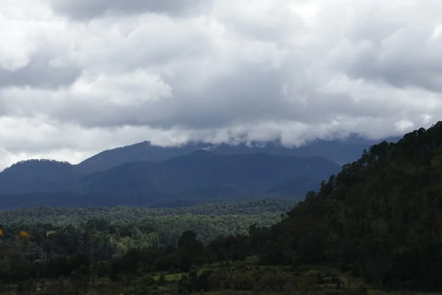 Volcán Iztaccíhuatl cubierto de nubes desde el estado de Puebla.