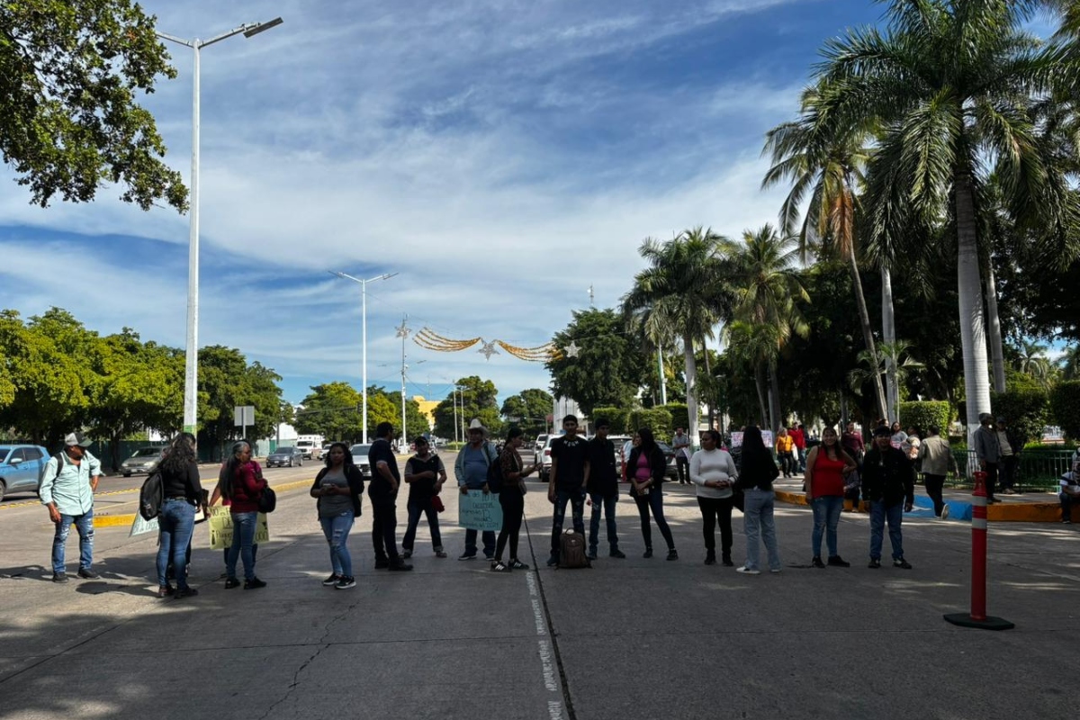 Comuneros de Santa María bloquearon la avenida Insurgentes para exigir el pago de recursos pendientes y la entrega de viviendas dignas.