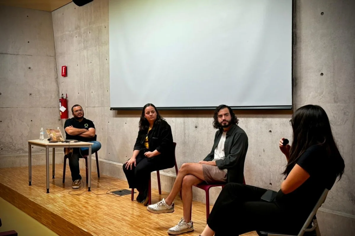Juan María León y Allison Mondaca presentaron sus cortos en una jornada dedicada a pensar la guerra desde el arte y la comunidad.