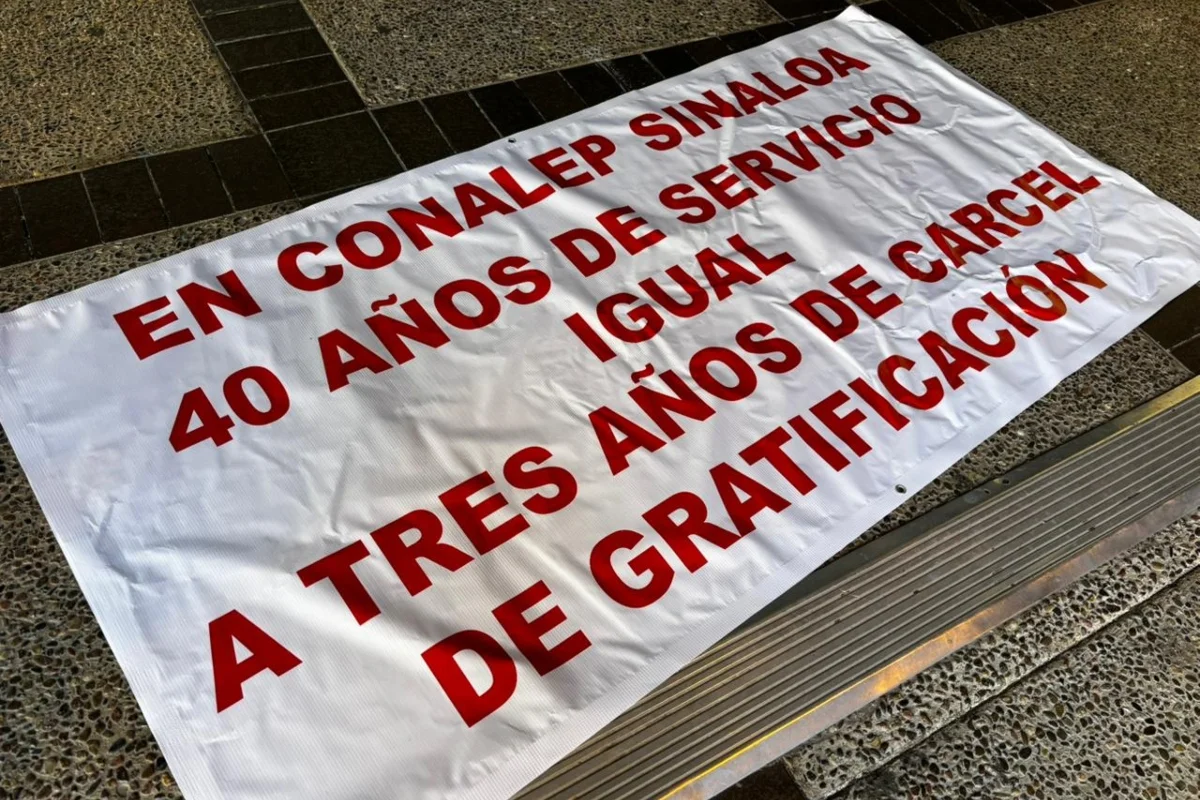 Manifestación de maestros del Conalep en Palacio de Gobierno; denuncian amenazas y falta de diálogo por parte de autoridades educativas.