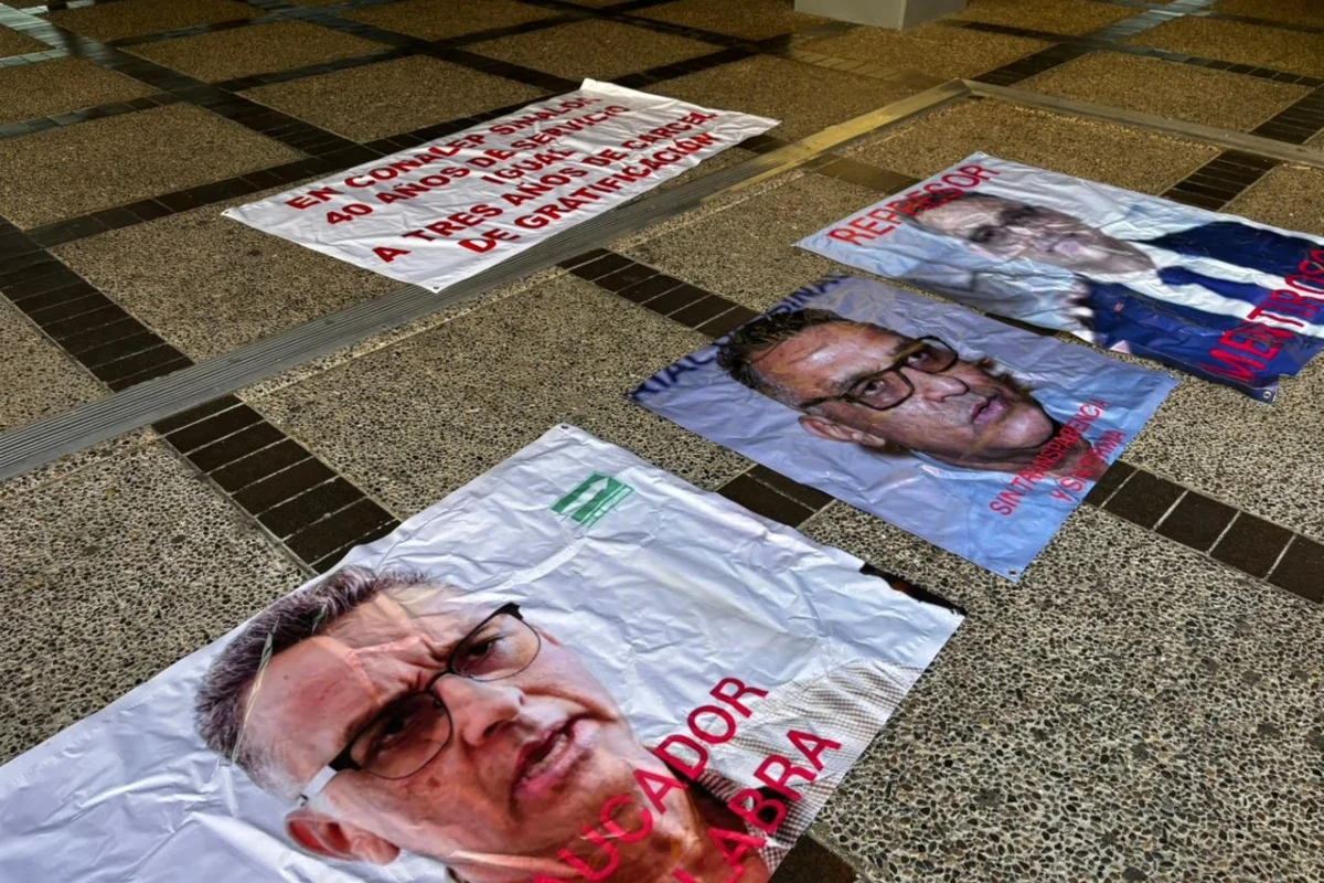 Docentes del Conalep Culiacán se manifiestan en Palacio de Gobierno para denunciar amenazas laborales y exigir la salida de su director general.