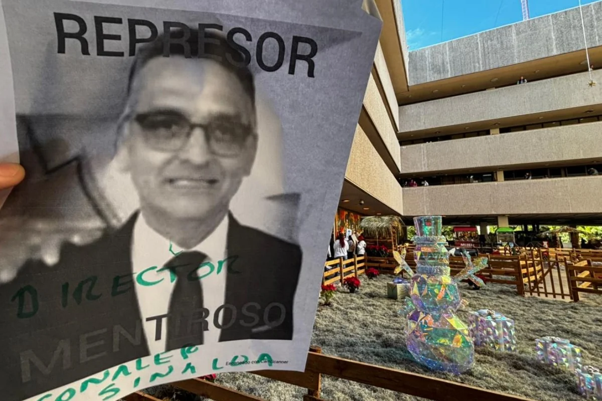 Profesores del Conalep se congregaron frente al Palacio de Gobierno tras denunciar intimidaciones y el incumplimiento de convenios laborales.