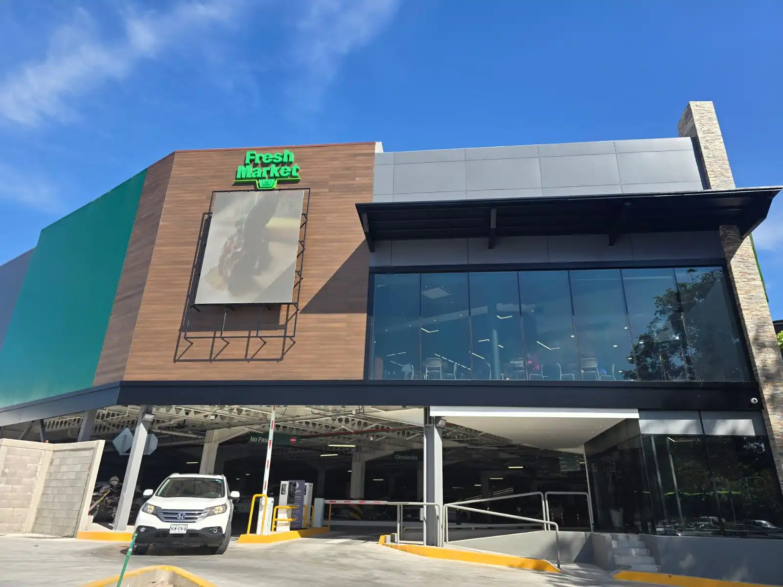 Tienda Fresh Market en colonia Las Quintas, en Culiacán. El lugar donde antes estaba la leche Santa Mónica, propiedad de la familia de Ismael 