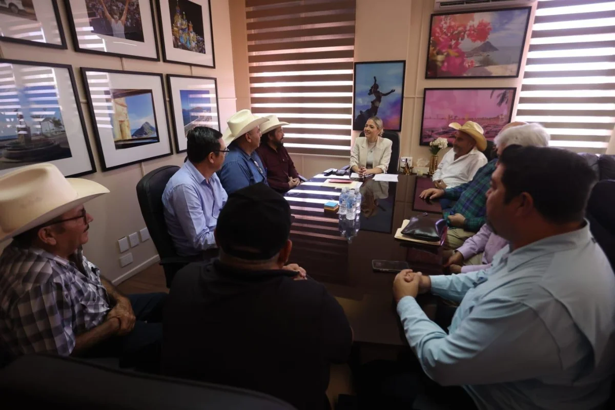 Autoridades municipales y del sector ganadero durante el anuncio de los 600 mil pesos en incentivos.