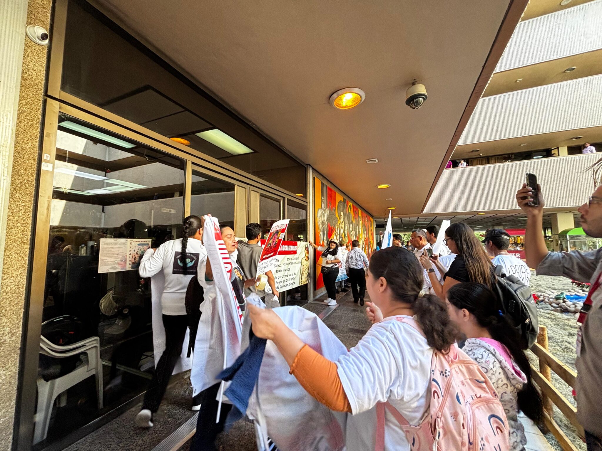 Las puertas del Palacio del Gobierno de Sinaloa también fueron bloqueadas por el colectivo Madres en Lucha por tu regreso a casa.