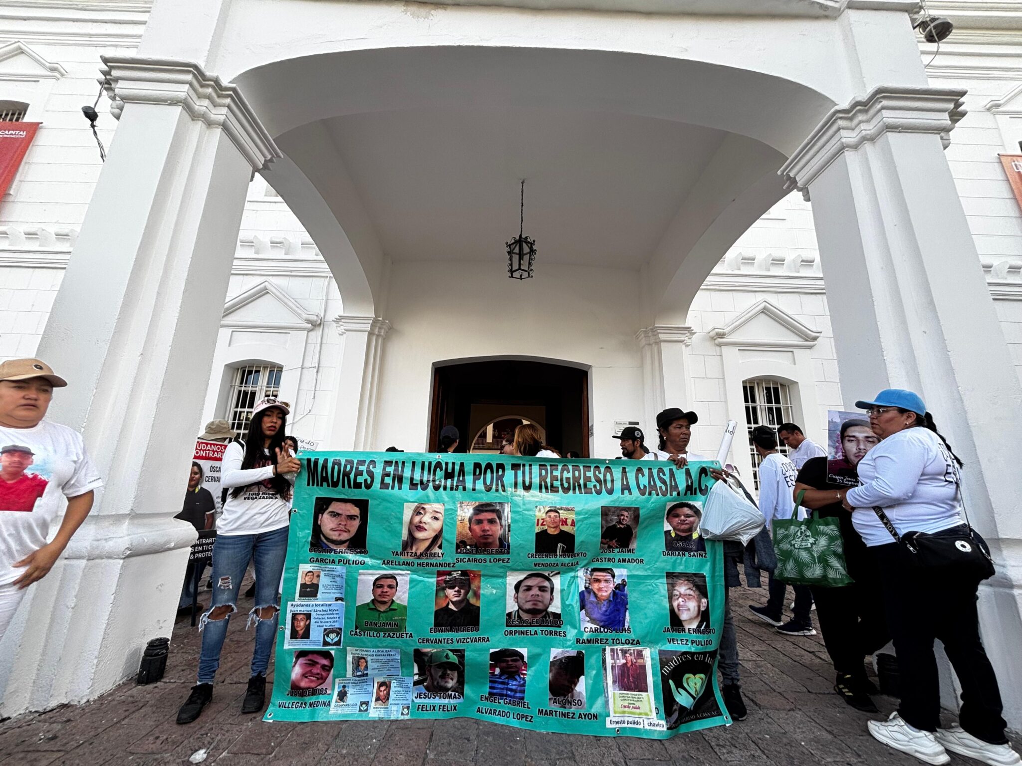El colectivo Madres en Lucha por tu regreso a casa cerró el ingreso del Ayuntamiento de Culiacán como acto de protesta. Foto: Scarlett Nordahl.