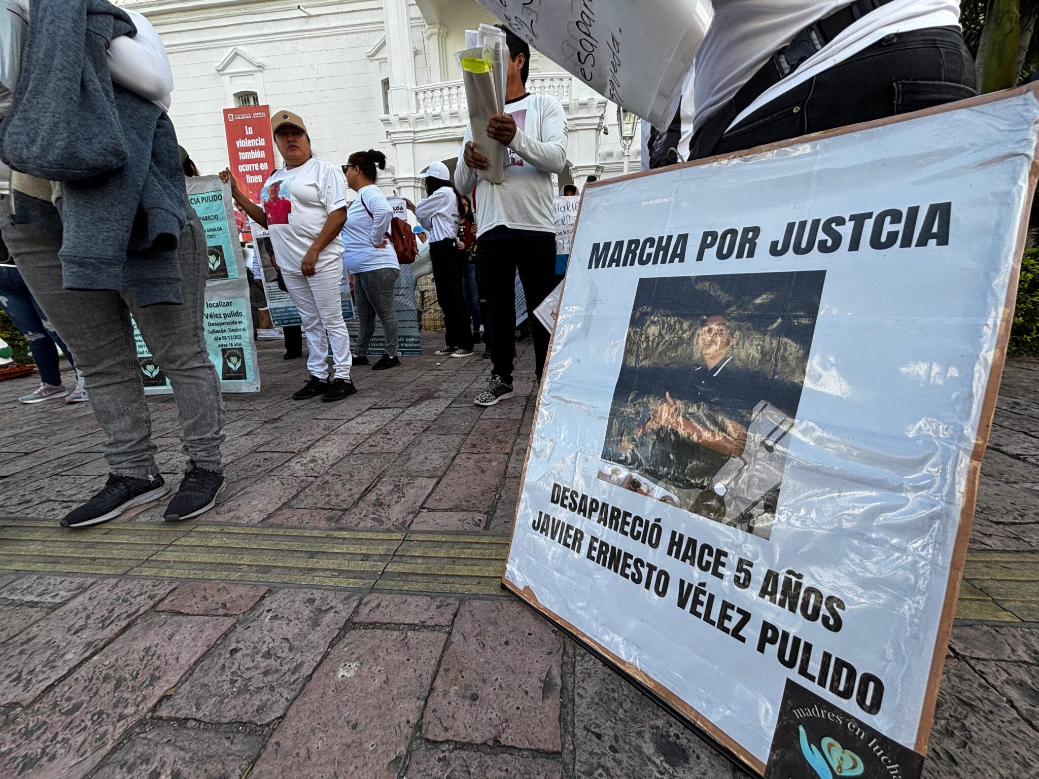 El colectivo Madres en Lucha por tu regreso a casa cerró el ingreso del Ayuntamiento de Culiacán como acto de protesta. Foto: Scarlett Nordahl.