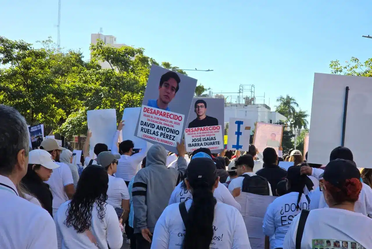 Cientos de personas marcharon en Culiacán tras el asesinato de Fernando Alan, joven muerto en una presunta confusión durante un operativo militar.