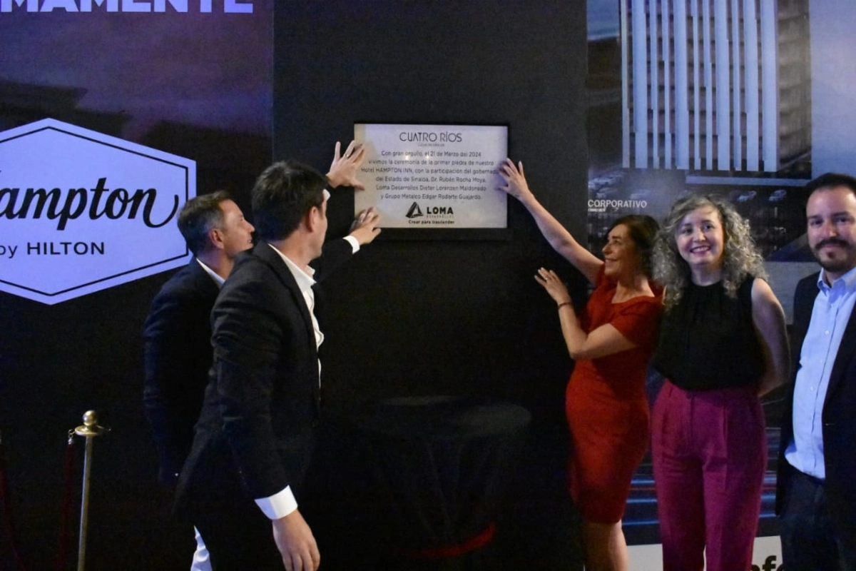 Colocan placa del hotel Hampton de Cuatro Ríos en marzo de 2024