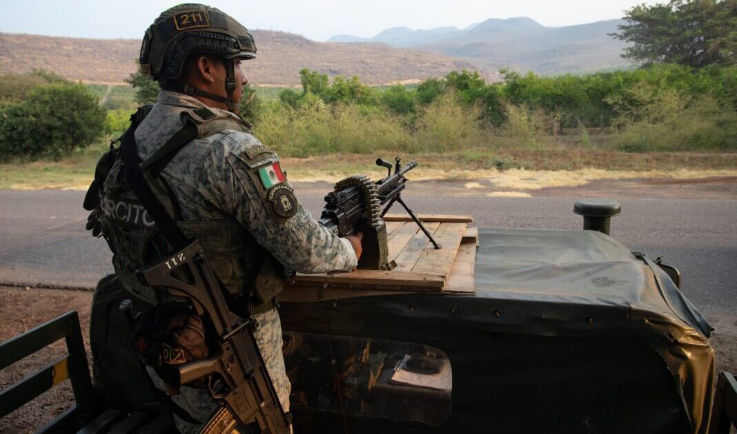 Los 37 presuntos narcos “extraditados”, diezmo de Sheinbaum para Trump - Revista Espejo