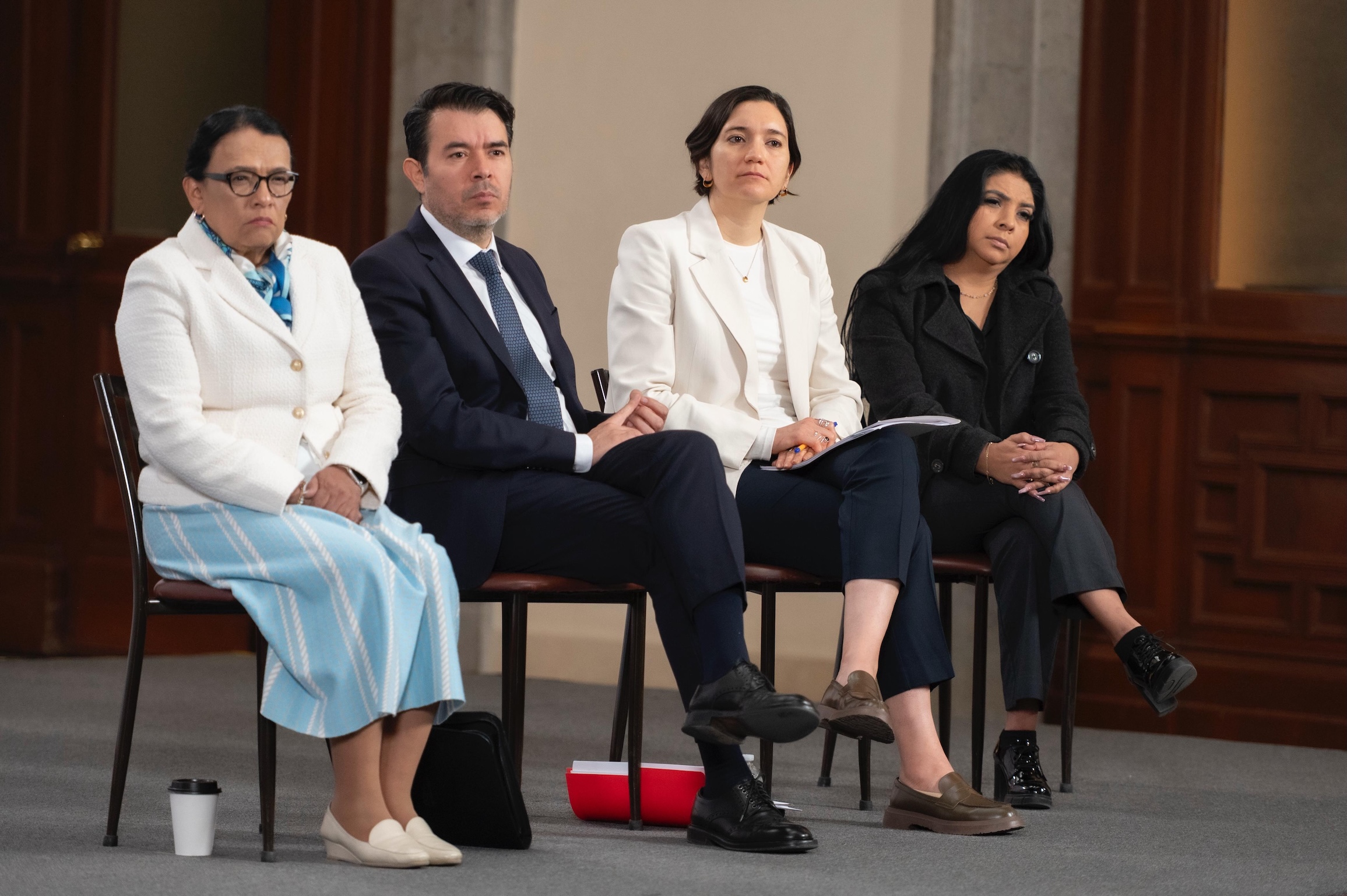 La secretaria de Gobernación Rosa Icela Rodríguez, el subsecretario de Derechos Humanos Arturo Medina, la secretaria ejecutiva del Sistema Nacional de Seguridad Pública Marcela Figueroa, y la titular de la CNB Martha Lidia Pérez Gumecindo, en Palacio Nacional. (ObturadorMX)