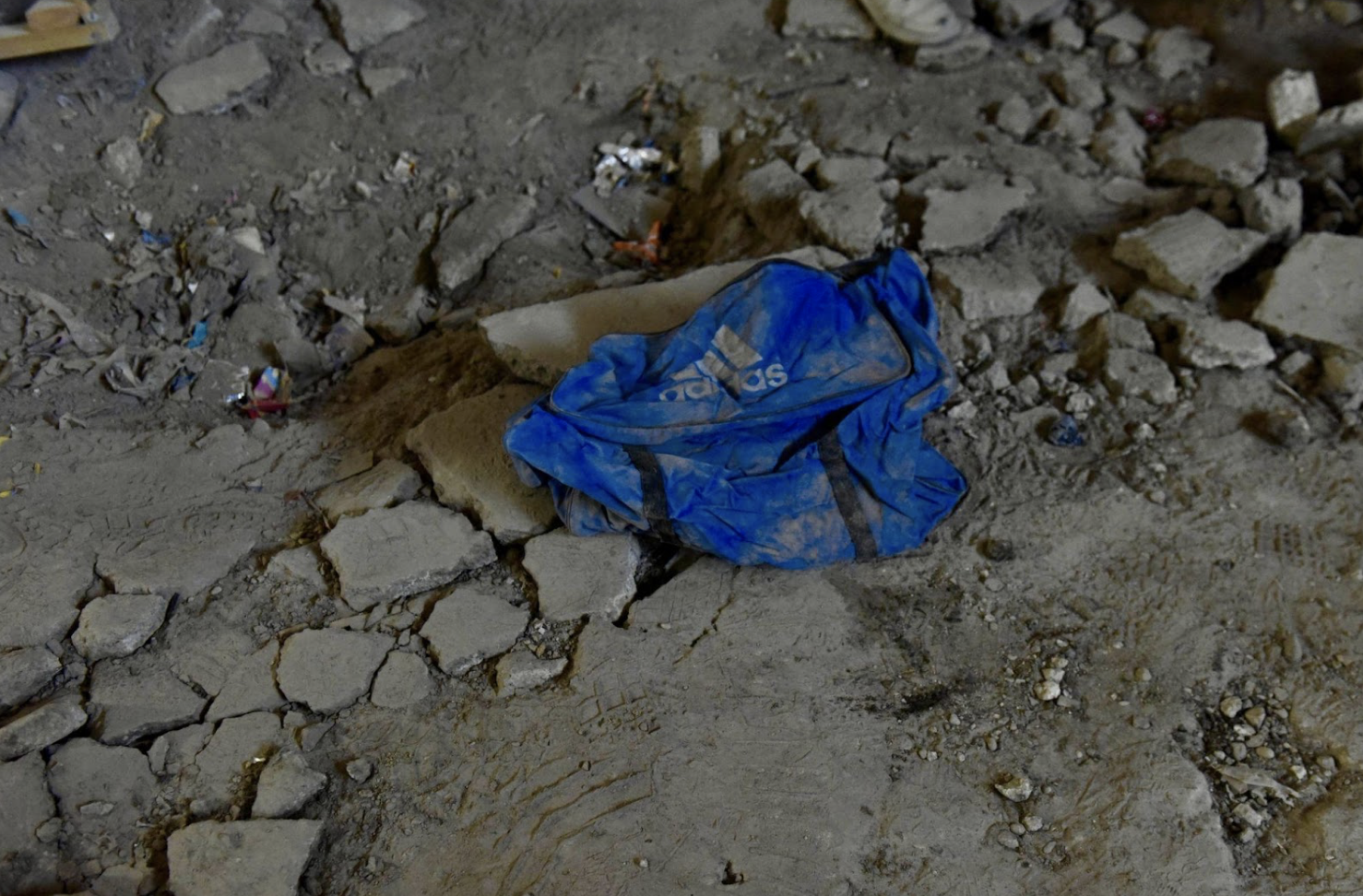 Cuando el 20 de marzo de 2025 ingresaron al rancho Izaguirre familiares y medios de comunicación, aún podían verse prendas y objetos que no habían sido resguardados por la fiscalía estatal. (Lucía Flores)