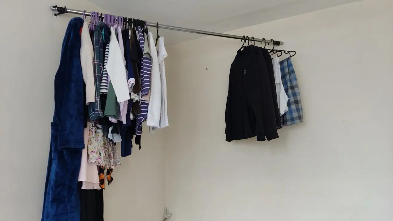 Entre ropa colgada y paredes estrechas, todo se reduce a lo esencial (Foto: cortesía Yeni Flores)