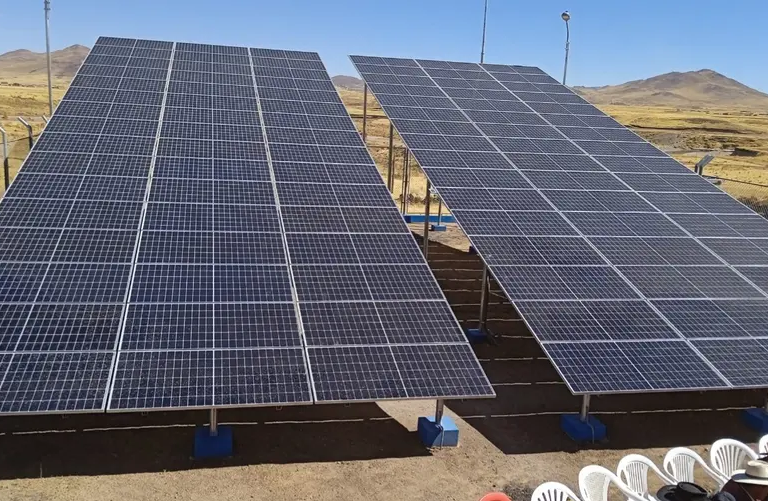 En Espinar, Perú, utilizan energía solar para el bombeo de agua que es utilizada para el riego de cultivos de fresas. Foto: cortesía CooperAcción.