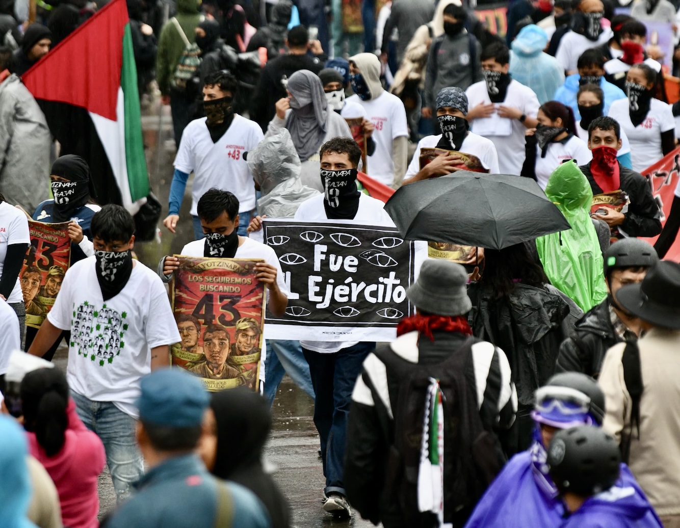 Las desapariciones forzadas, al ser crímenes de lesa humanidad, no prescriben, y es tarea del Estado buscar y sancionar a los responsables. En la imagen, marcha por Ayotzinapa realizada en 2024. (ObturadorMX).