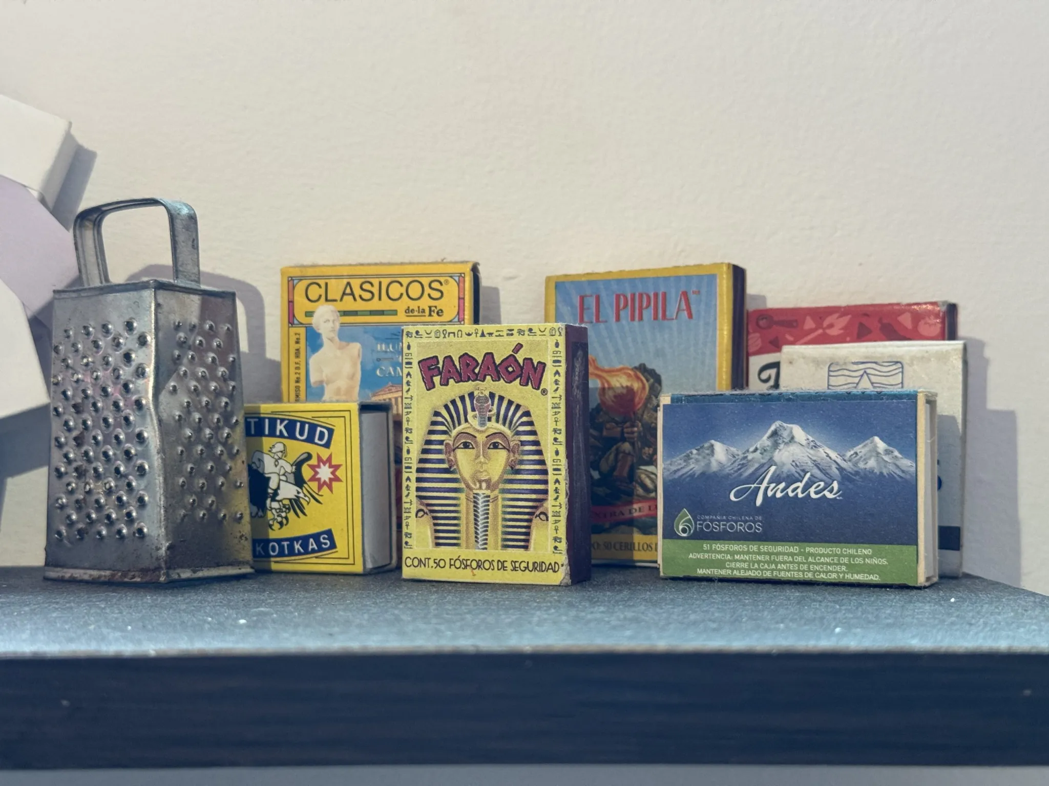 La especial colección de cerillos de Bárbara (Foto: Diego Meza).