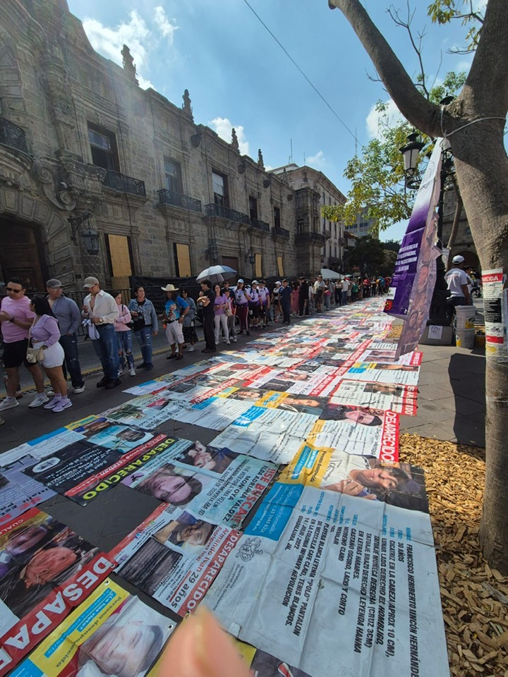Pega de fichas de búsqueda en Jalisco organizada en marzo por el colectivo Luz de Esperanza. (Facebook de Luz de Esperanza)