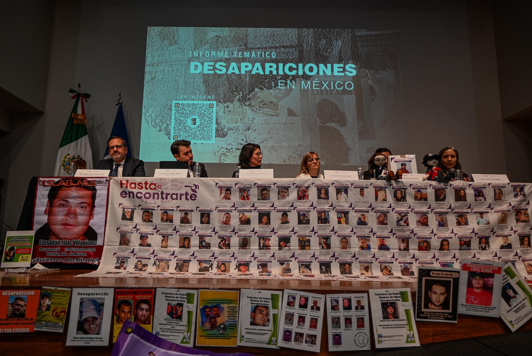 En el acto participaron los subsecretarios de Derechos Humanos Enrique Ochoa y Arturo Medina (izquierda), quienes fueron cuestionados tras sus intervenciones. (Haarón Álvarez/ObturadorMX)
