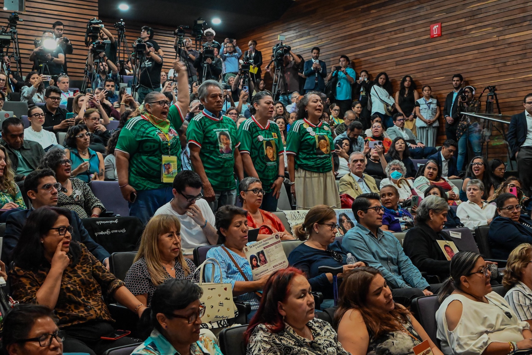 Entre los asistentes hubo quienes lanzaron consignas ante los ponentes: “¿Por qué los buscamos? Porque los amamos. ¿Hasta cuándo? Hasta encontrarles”. (Haarón Álvarez/ObturadorMX)