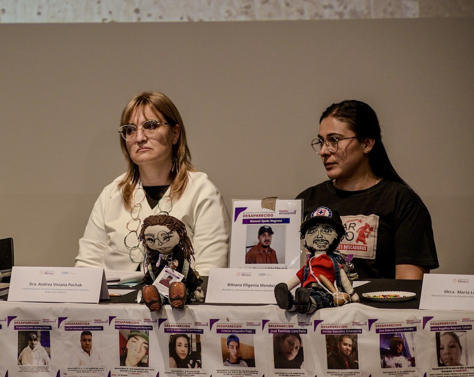 La vicepresidenta de la CIDH, Andrea Viviana Pochak, junto a la buscadora Bibiana Mendoza, durante la presentación del informe Desapariciones en México. (Haarón Álvarez/ObturadorMX)