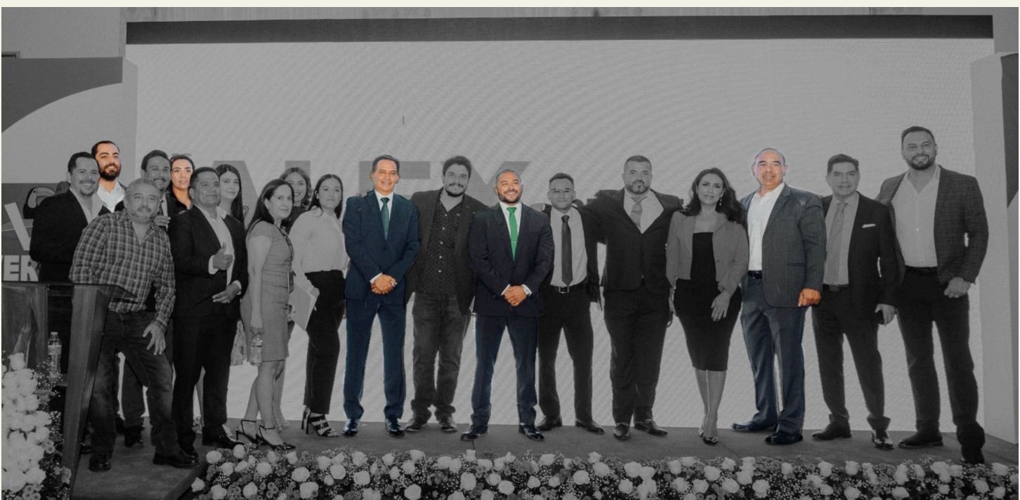 Alejandro Pérez Escalante rinde protesta como dirigente municipal del PVEM, acompañado de su padre, Alejandro Pérez Cuéllar, y de colaboradores cercanos, entre ellos Irvin Alonso Ruiz Orozco y Kenya Garibay, en octubre de 2024. / Fuente: Facebook. (Imágenes intervenidas. Color modificado digitalmente para destacar a las personas mencionadas)