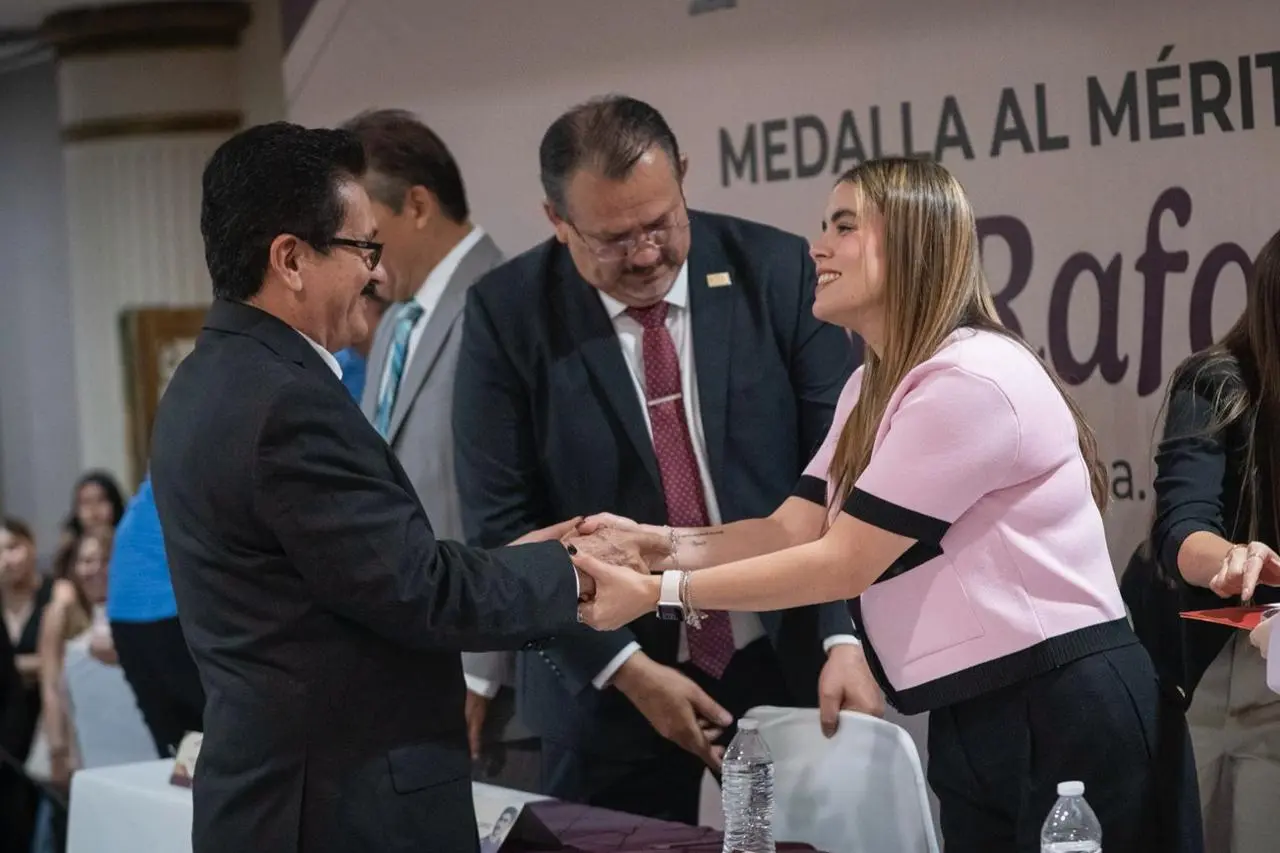 Maestras y maestros recibieron la medalla al mérito docente “Mtro. Rafael Ramírez” durante una ceremonia encabezada por autoridades municipales y estatales.