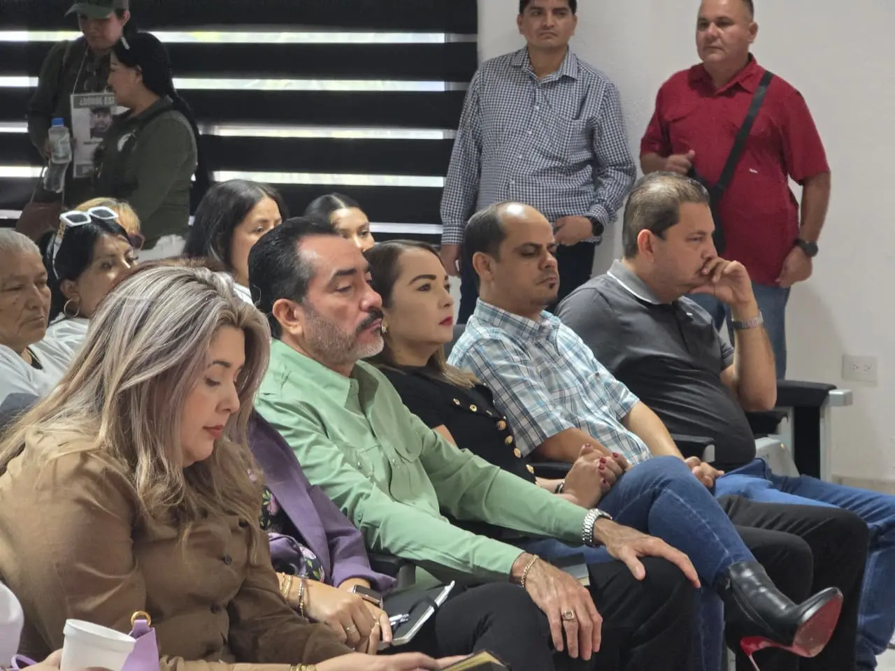 Fiscal Zulema Sánchez Kondo escucha testimonios de madres buscadoras durante conversatorio en la Fiscalía de Sinaloa