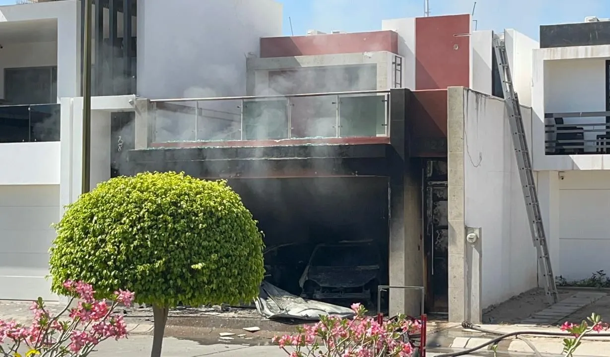 Casa quemada en Santa Fe, en Culiacán.