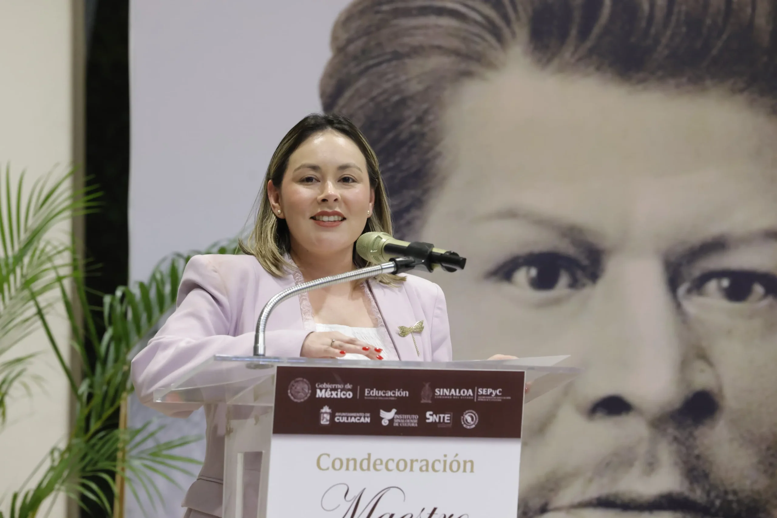 Sinaloa reconoció a 183 docentes con 40 años de trayectoria; Yeraldine Bonilla destacó su legado y refrendó respaldo al magisterio para fortalecer la educación estatal.