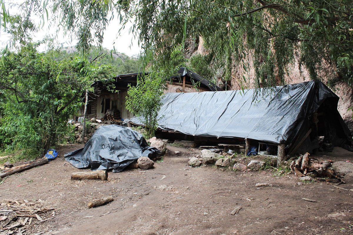 En los campamentos siembra de amapola y marihuana, en el municipio de Ocampo, se improvisaron sitios para resguardar los fertilizantes y la leña. Foto: Especial