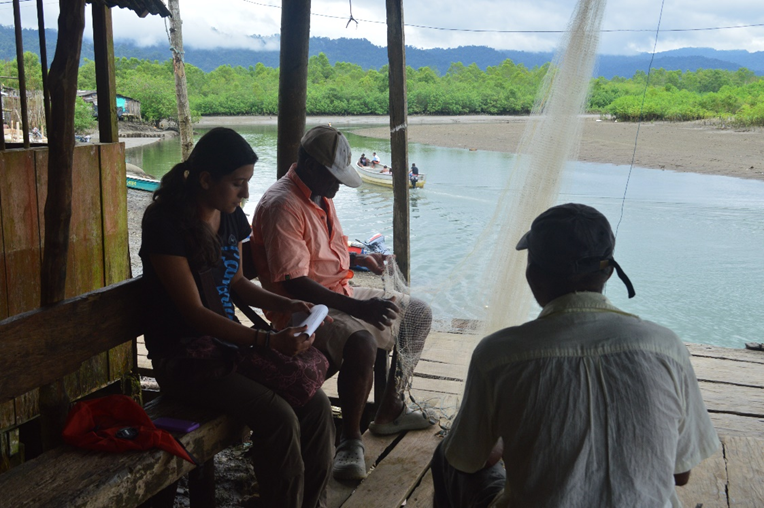 La investigadora Laura Soto-Cortés entrevista a habitantes de las comunidades de Jurubirá, Panguí y Nuquí para tener su relación con las tortugas marinas. Foto: Laura Soto-Cortés.
